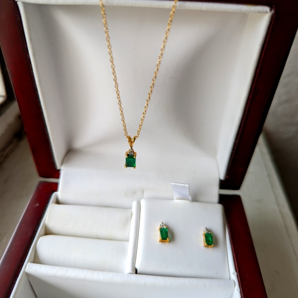 Beautiful 10k Gold and Emerald necklace and earrings